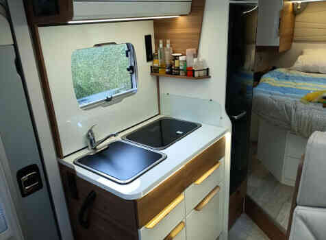 camping-car PILOTE P 650 C  intérieur  / coin cuisine